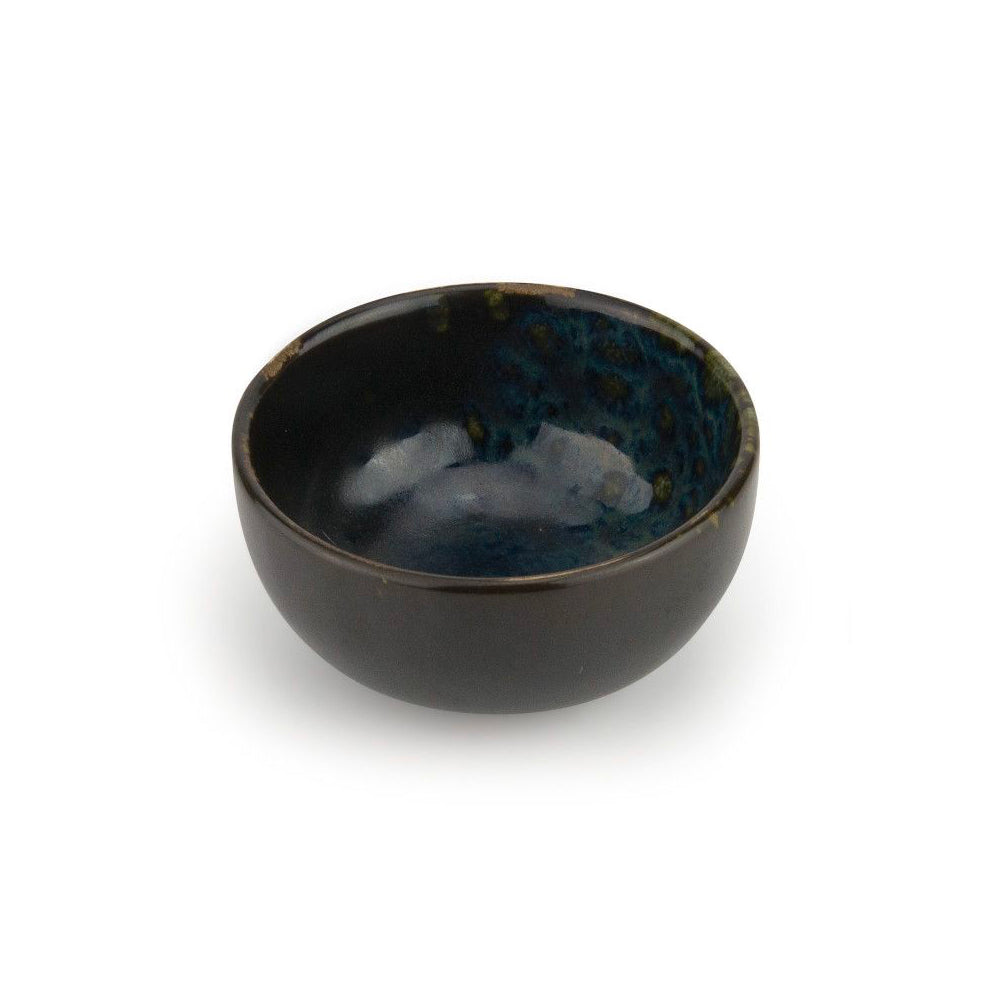 Runde schwarze Keramikschale mit glänzend blau-grünem Verlaufsinneren, auf weißem Hintergrund