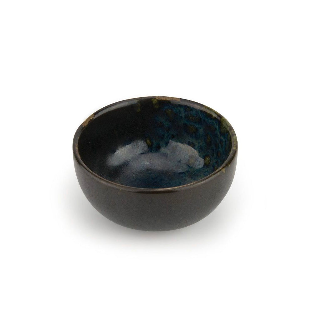 Bol rond en céramique avec intérieur émaillé bleu foncé et marron, extérieur noir mat, sur fond blanc.