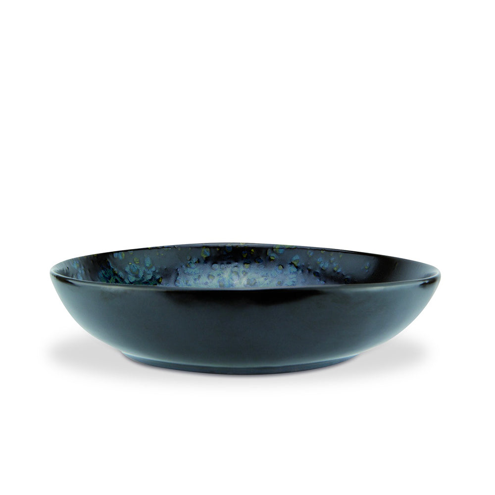 piatto fondo in ceramica smaltata colore blu scuro con riflessi verdi e avorio, su sfondo bianco