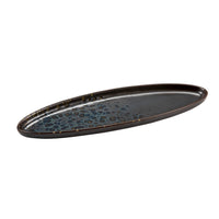 vassoio ovale in ceramica con smalto nero e decorazioni blu e marroni, superficie lucida e leggermente concava, sfondo bianco