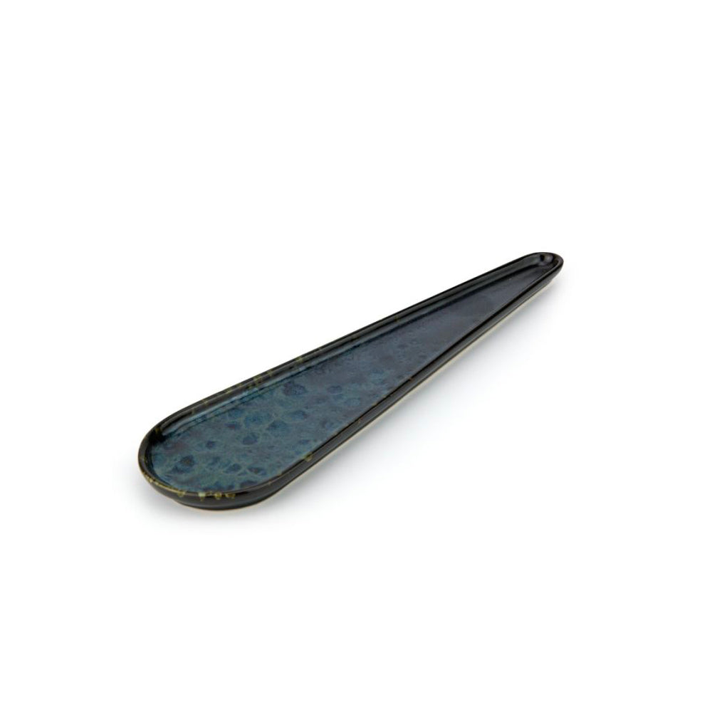 Vassoio ovale allungato di ceramica lucida blu con sfumature scure, superficie leggermente irregolare, su sfondo bianco.