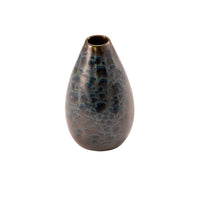 ovale Keramikvase mit glänzender braun-blauer Verlaufs-Oberfläche auf weißem Hintergrund