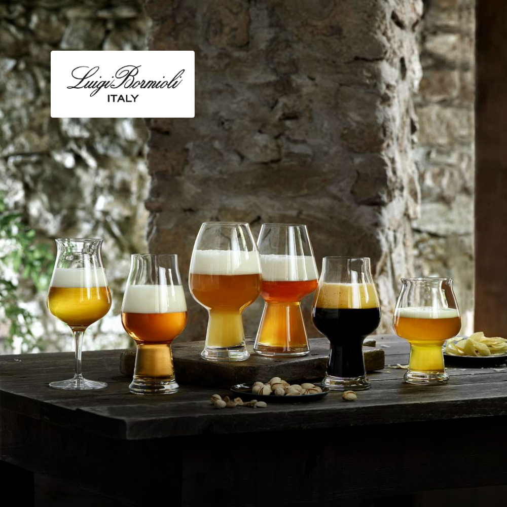 sei bicchieri di vetro trasparente con birra di vari colori su tavolo scuro di legno, snack davanti, sfondo