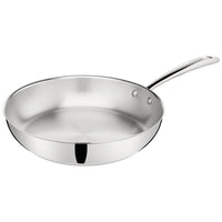 Padella in acciaio inox lucido con manico lungo, di forma rotonda e superficie liscia, senza coperchio, su sfondo bianco.
