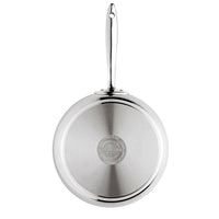 padella in acciaio inox con fondo spesso e manico lungo in metallo lucido, vista dal fondo con logo Lagostina inciso al centro