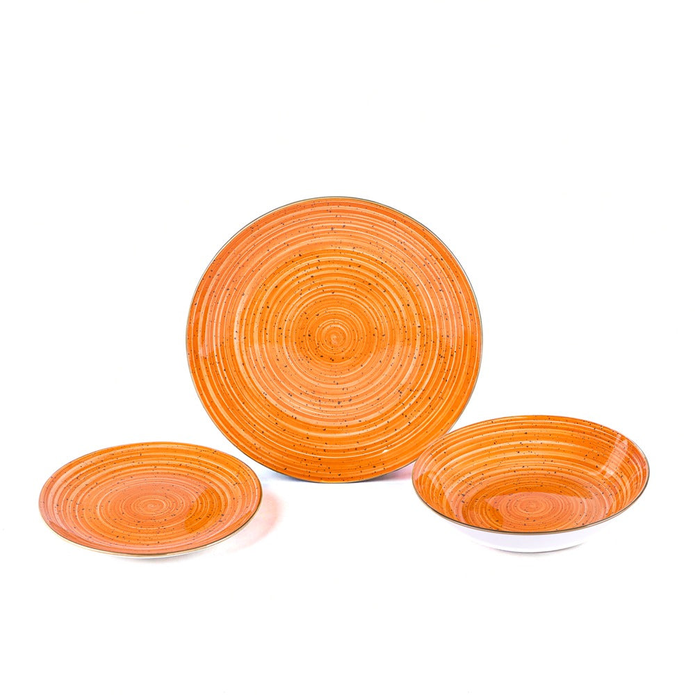 Tre piatti in ceramica con decorazione a spirale arancione e puntini neri, posizionati su sfondo bianco.