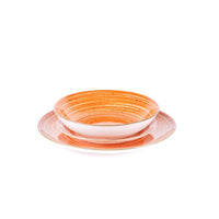 Ciotola e piatto con motivi a righe arancioni e bianchi, su sfondo bianco, in ceramica lucida.