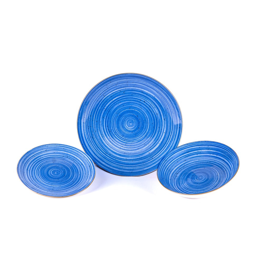 Tre piatti di ceramica blu con motivi a spirale, di diverse dimensioni, disposti su sfondo bianco.