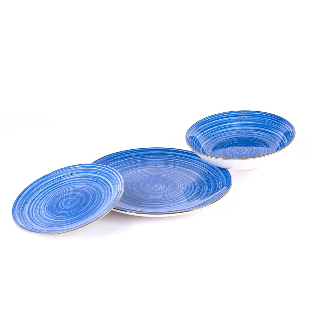 Tre piatti in ceramica blu con disegno a spirale, uno piano e due fondi, con bordi bianchi e dettagli in oro.