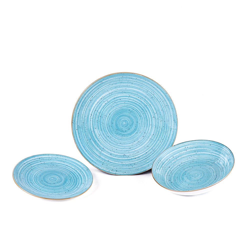 Tre piatti di ceramica blu con motivi a spirale e bordo dorato, disposti su sfondo bianco.