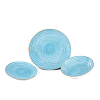 Tre piatti di ceramica blu con motivi a spirale e bordo dorato, disposti su sfondo bianco.