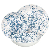 Set di tre piatti in ceramica bianca con macchie blu irregolari, comprendente piatto piano, fondo e dessert, su sfondo bianco.