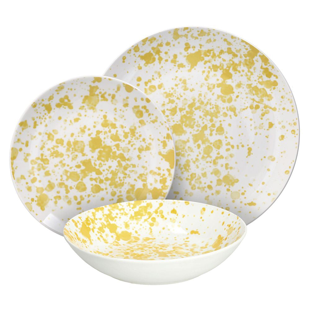 Set di tre piatti in ceramica bianca con macchie gialle irregolari, composto da due piatti piani e uno fondo, su sfondo bianco.