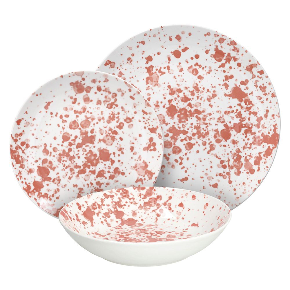 Set tre piatti in ceramica bianca con macchie irregolari rosso mattone, composto da un piatto fondo e due piani, sfondo bianco