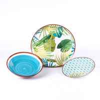 Tres platos decorativos: uno redondo con hojas verdes, uno azul con espirales y uno oval con motivos geométricos turquesa.