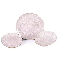 Tres platos de cerámica con motivo en espiral. Color beige claro con puntos oscuros y bordes dorados.