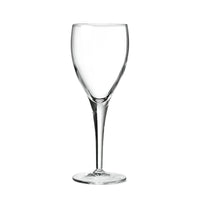 Transparentes Glas-Weinglas, konische Form, mit rundem Fuß und langem Stiel. Heller Hintergrund.