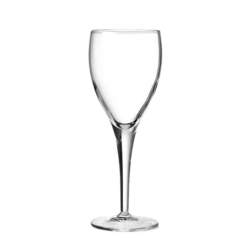 Transparentes Glas-Weinglas, konische Form, mit rundem Fuß und langem Stiel. Heller Hintergrund.