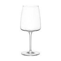 Vaso transparente de cristal con tallo fino y base redonda, fondo blanco neutro, forma cónica amplia hacia arriba