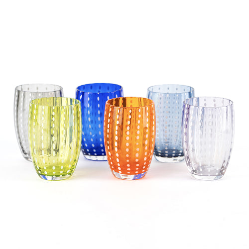 Cinque bicchieri di vetro colorati con decorazioni a pois bianchi, disposti su sfondo bianco, in colori verde, arancione, blu, grigio e trasparente.