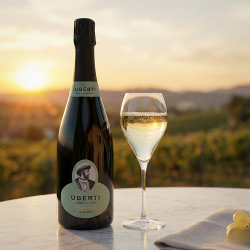 Zwarte mousserende wijnfles Uberti Francesco I Extra Brut met groen etiket en witte wijnglas met bubbels op witte tafel buiten