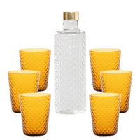 Botella transparente cilíndrica con tapón dorado, rodeada de seis copas naranjas de vidrio.