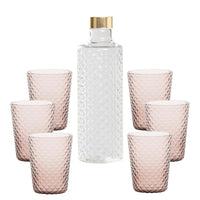 Set di sei bicchieri rosa traslucido accanto a una caraffa in vetro trasparente con tappo dorato.