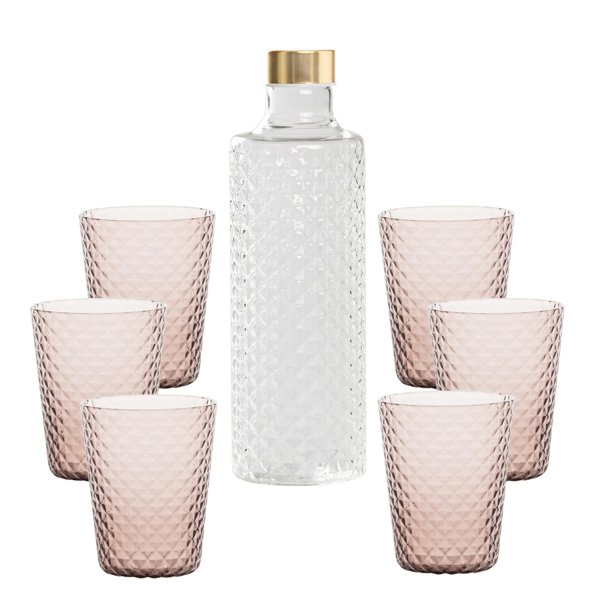 Set di sei bicchieri rosa traslucido accanto a una caraffa in vetro trasparente con tappo dorato.