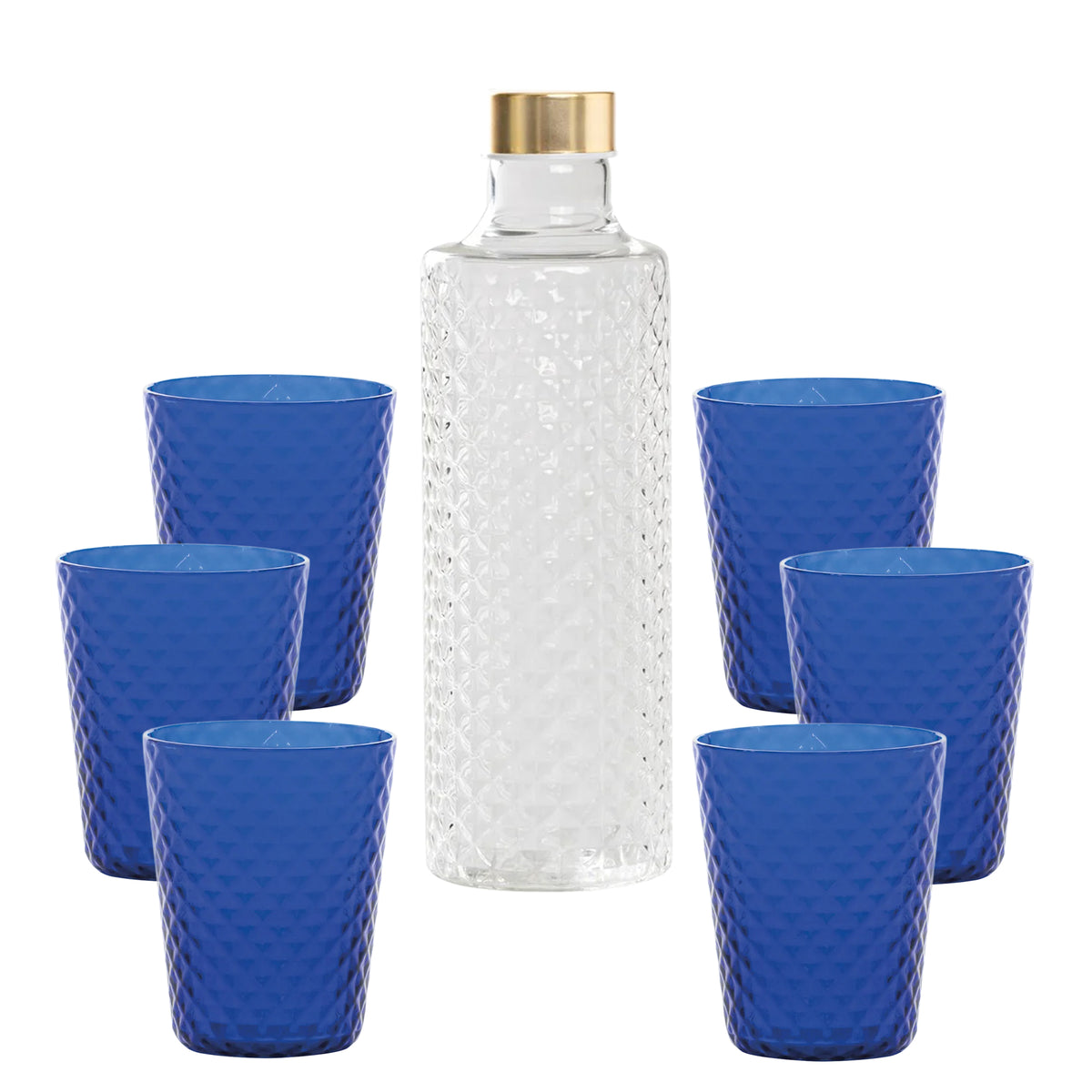 Botella transparente con tapón dorado rodeada de seis copas azules cilíndricas con motivos geométricos.