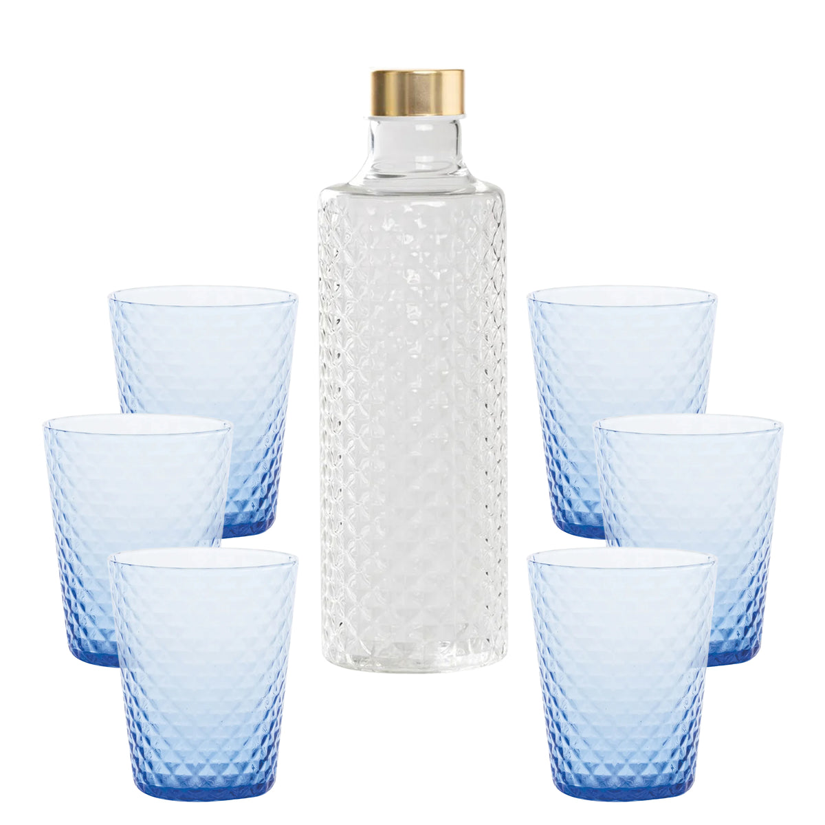 Garrafa transparente con tapón dorado en el centro, rodeada de seis vasos azules translúcidos, todos de forma cilíndrica.