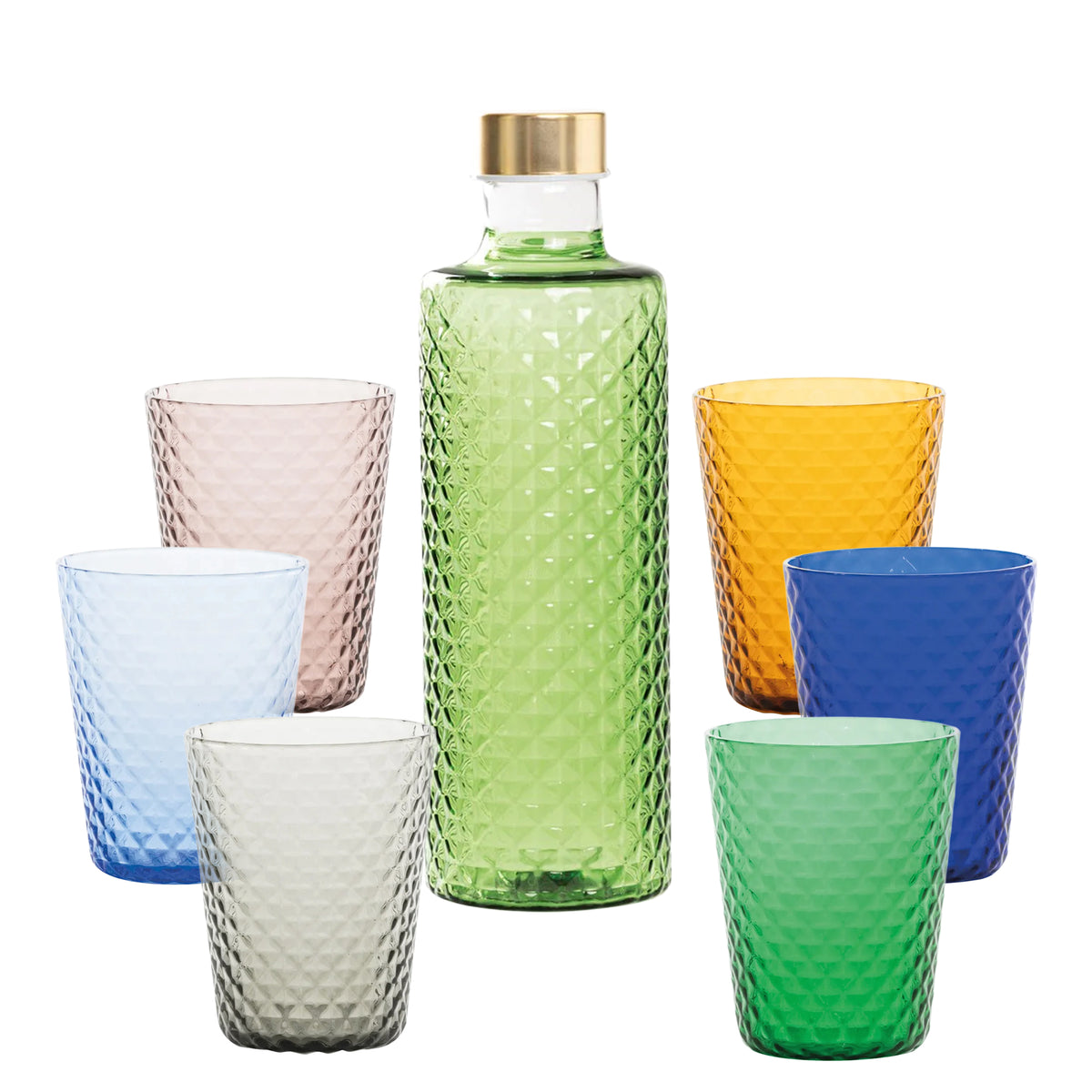 Botella verde con tapón dorado rodeada de seis copas de colores de vidrio: rosa, azul, violeta, naranja, verde y transparente.