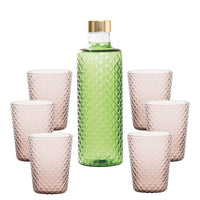 Botella verde con tapón dorado y seis copas rosas transparentes, todas con efecto diamante.