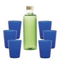 Botella verde con tapón dorado rodeada de seis copas azules, todas con motivo en relieve.