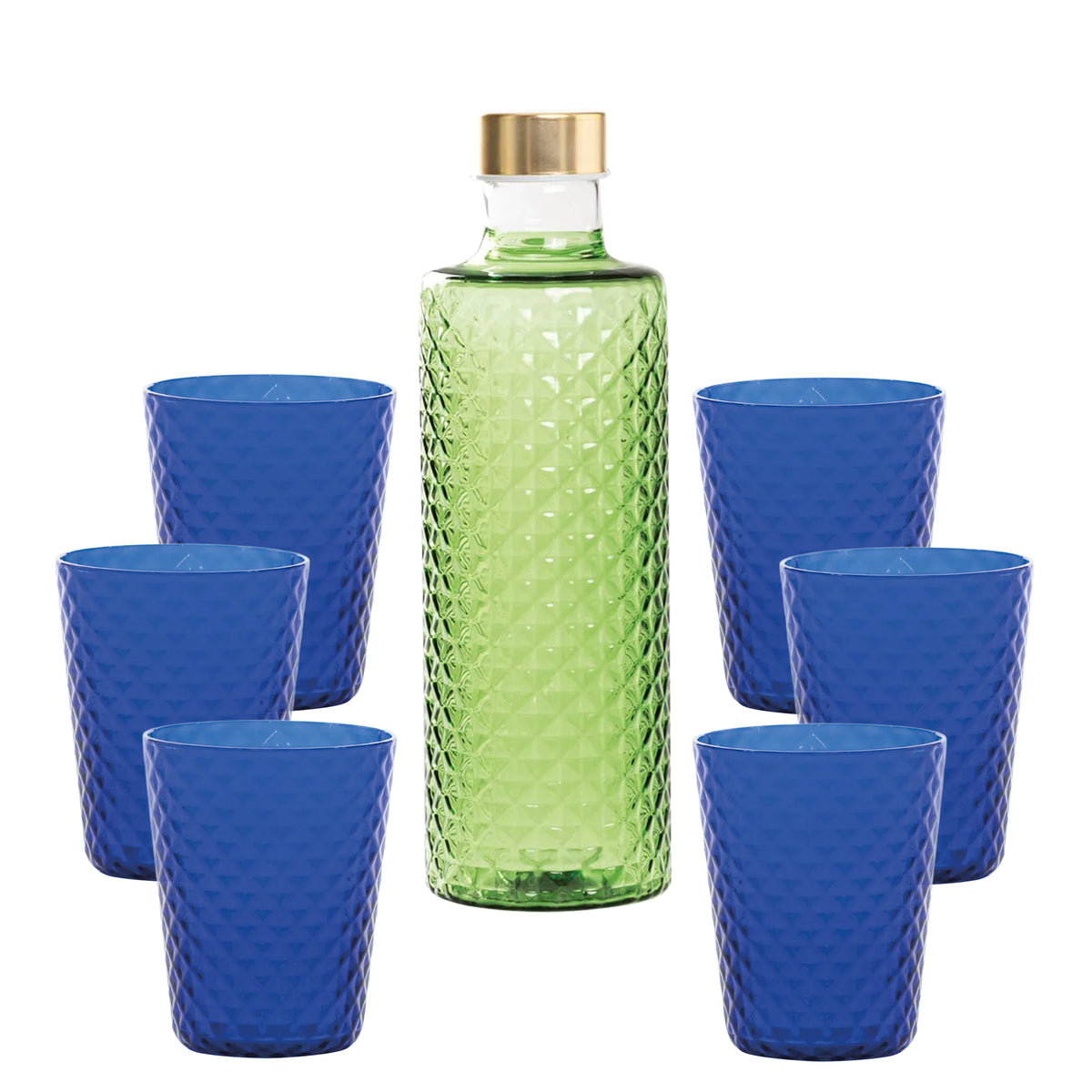 Botella verde con tapón dorado rodeada de seis copas azules, todas con motivo en relieve.
