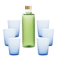 Garrafa verde esmeralda con detalles de rombos y tapón dorado, rodeada de seis vasos azules transparentes de forma cilíndrica.