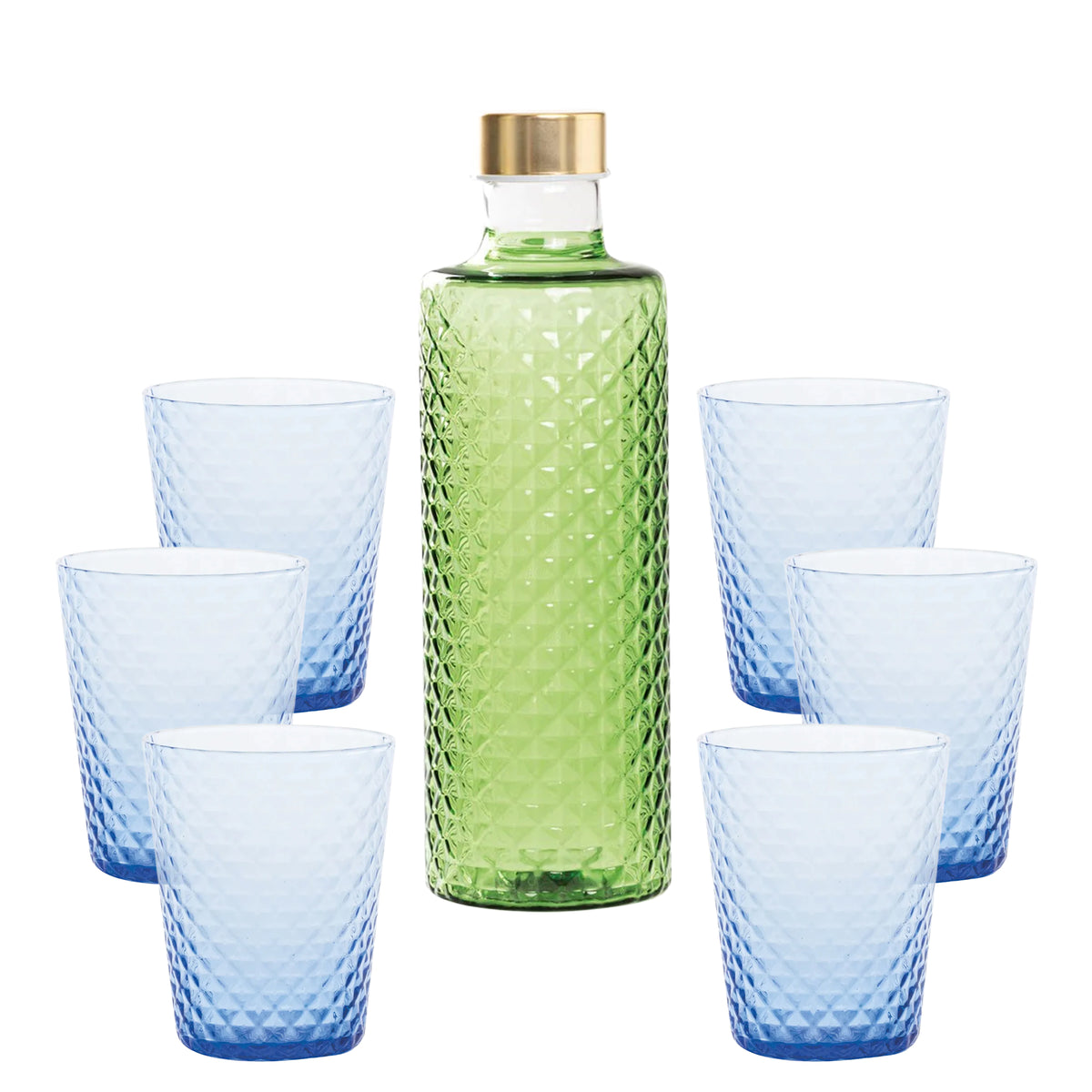 Garrafa verde esmeralda con detalles de rombos y tapón dorado, rodeada de seis vasos azules transparentes de forma cilíndrica.