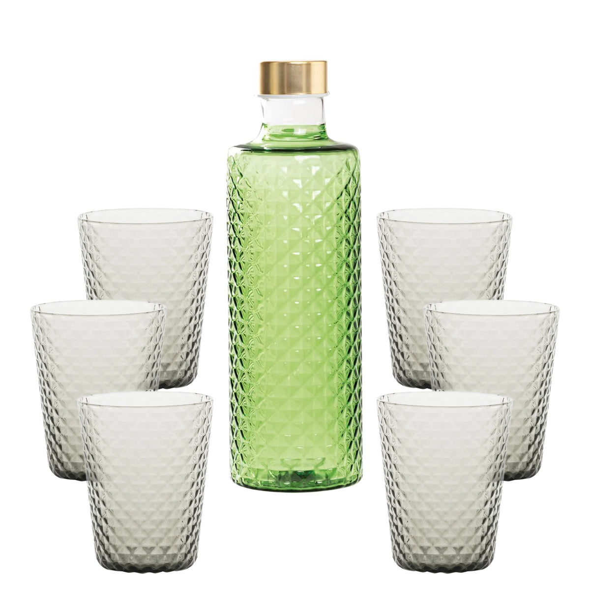 Una botella de vidrio verde con tapón dorado y seis vasos grises transparentes, todos con motivo de rombos, sobre fondo claro.