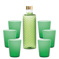 Botella verde de vidrio con tapón dorado, rodeada de seis copas verdes. Diseño rugoso y geométrico.