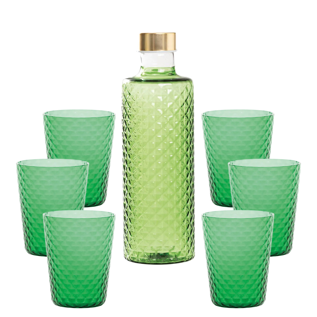 Botella verde de vidrio con tapón dorado, rodeada de seis copas verdes. Diseño rugoso y geométrico.