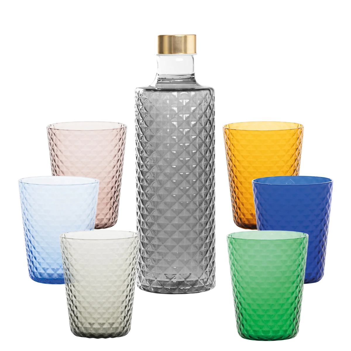 Botella transparente con tapa dorada rodeada de seis copas de colores (azul claro, rosa, amarillo, azul, verde) de vidrio con motivo de diamante.