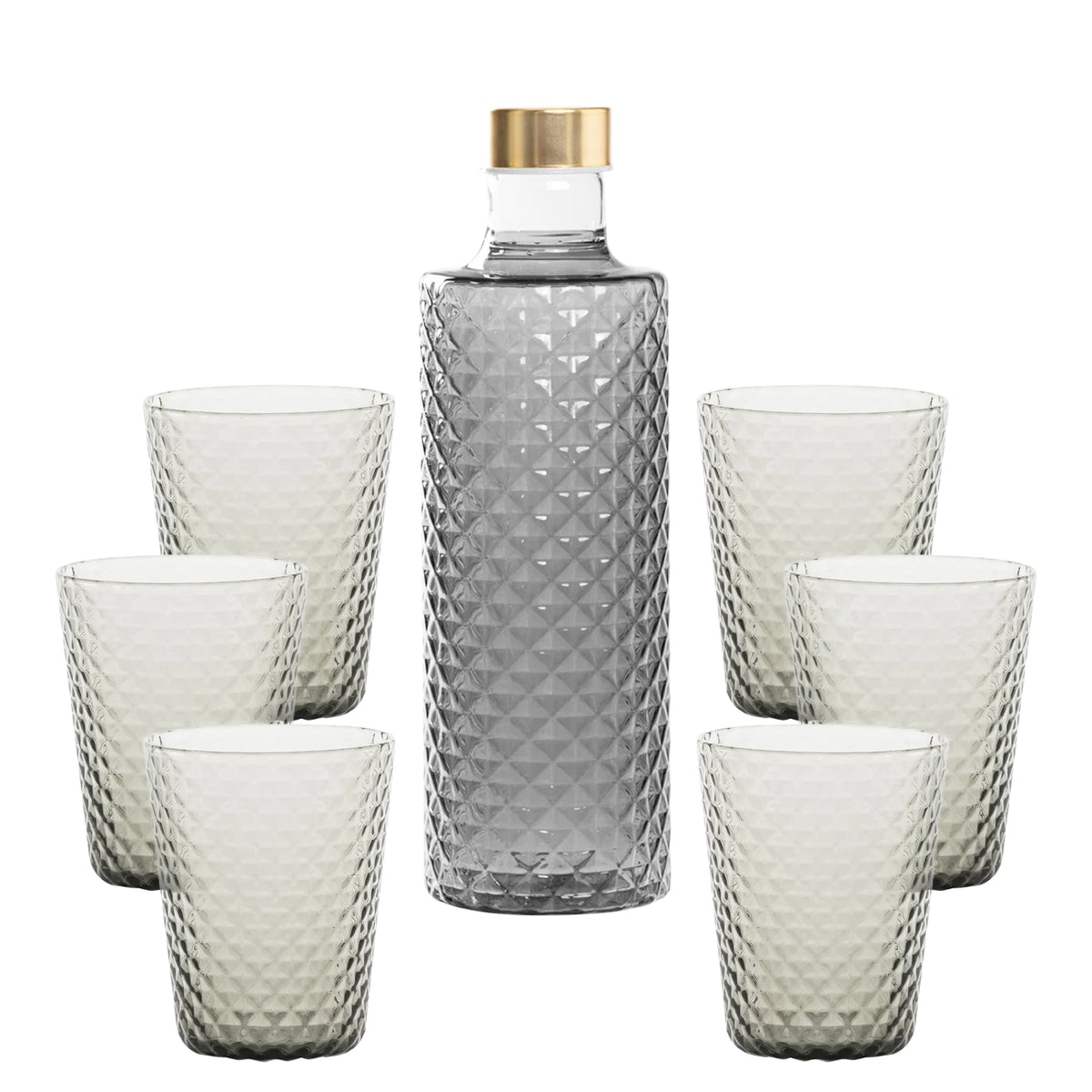 Botella de vidrio transparente con tapón dorado, rodeada de seis copas de vidrio gris, con motivo de diamante.