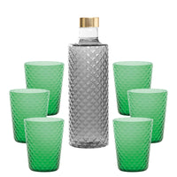 Botella transparente con tapón dorado rodeada de seis copas verdes, todas con superficie en relieve.