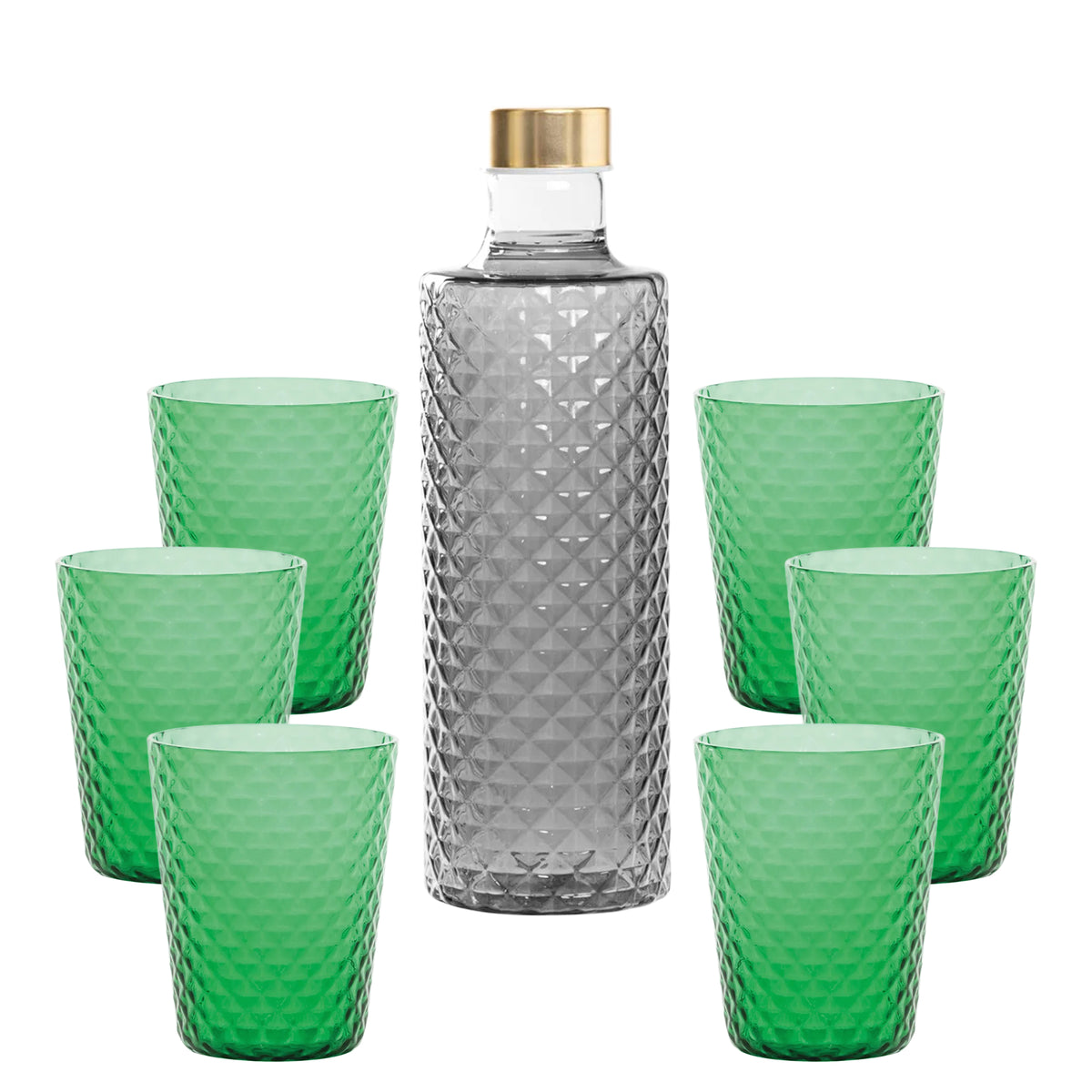 Botella transparente con tapón dorado rodeada de seis copas verdes, todas con superficie en relieve.