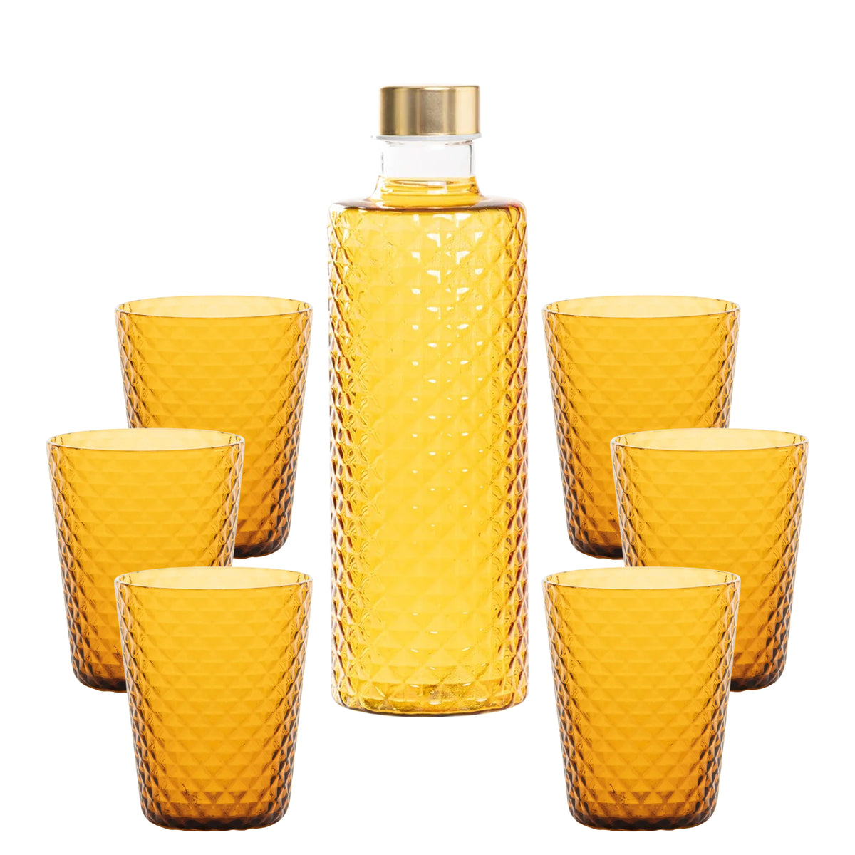 Botella y seis copas de vidrio amarillo ámbar, con motivo de rombos, sobre fondo blanco.