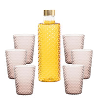 Botella transparente con tapón dorado y líquido ámbar, rodeada de seis copas rosas, todas decoradas con motivo de diamante.