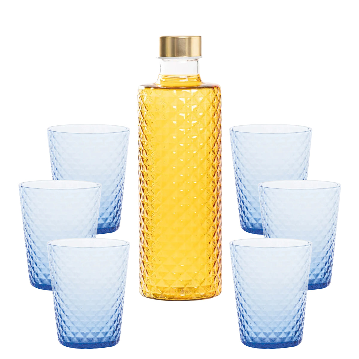 Botella alta de vidrio transparente con líquido amarillo y tapón dorado, rodeada de seis copas azules.
