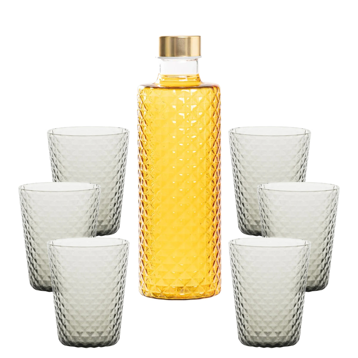Pequeña garrafa de vidrio transparente con líquido amarillo, rodeada de seis vasos de vidrio gris, todos con textura de rombos.