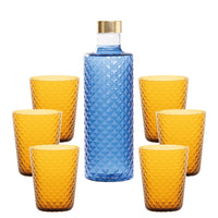 Botella azul con tapón dorado rodeada de seis copas naranjas, todas con superficie en rombos.