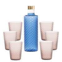 Botella azul con cierre dorado rodeada de seis copas de vidrio rosa, todas con superficie entrelazada.