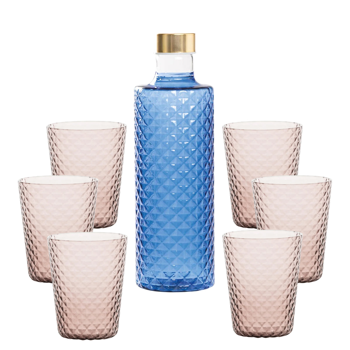 Botella azul con cierre dorado rodeada de seis copas de vidrio rosa, todas con superficie entrelazada.